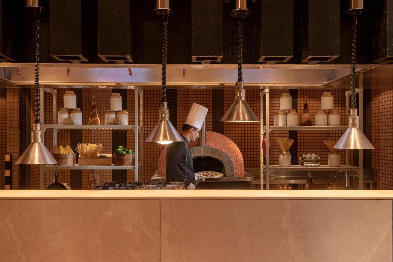 阿姆利则丽笙酒店 外观 照片 A chef working in a restaurant kitchen