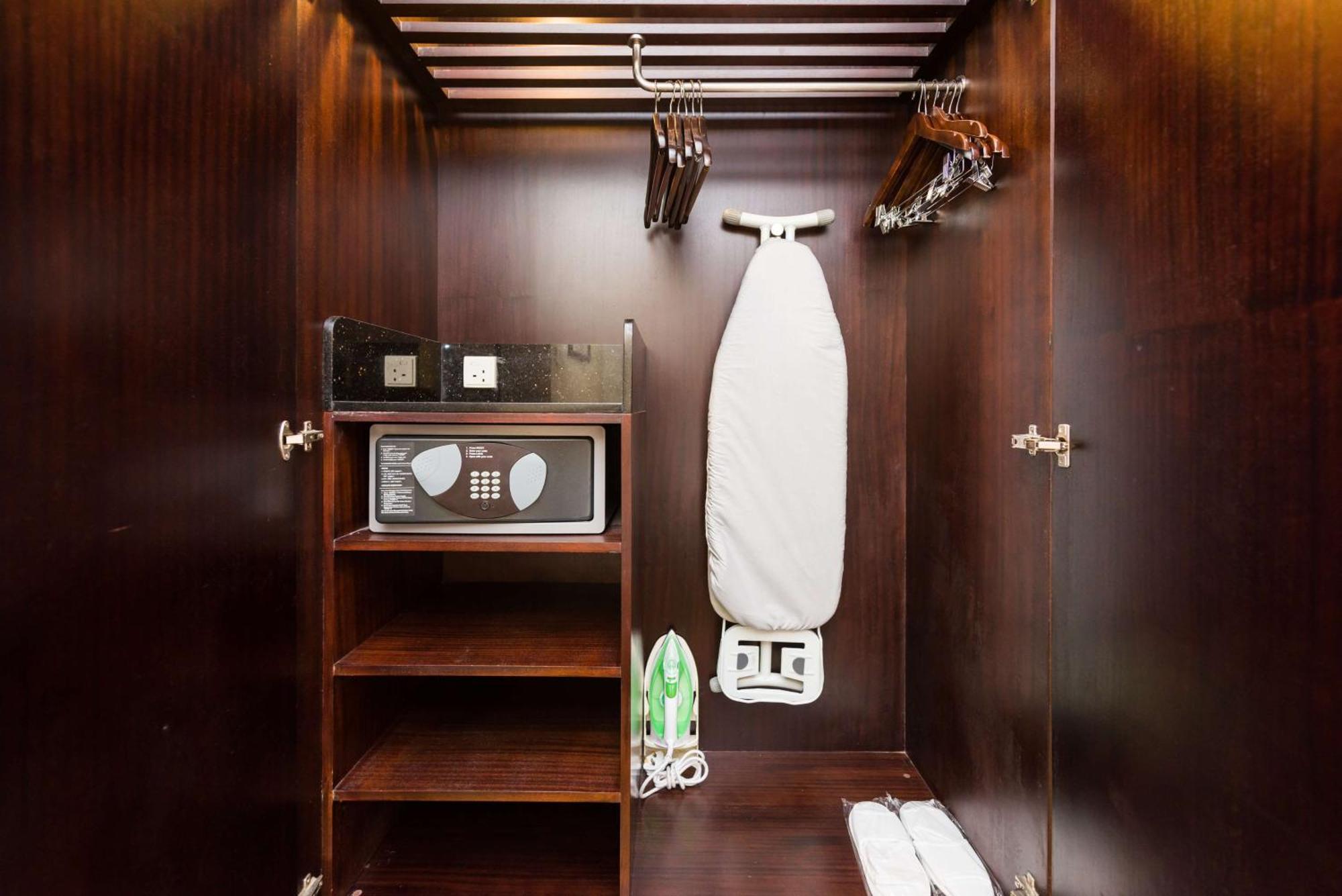 阿姆利则丽笙酒店 外观 照片 A hotel room wardrobe with a safe