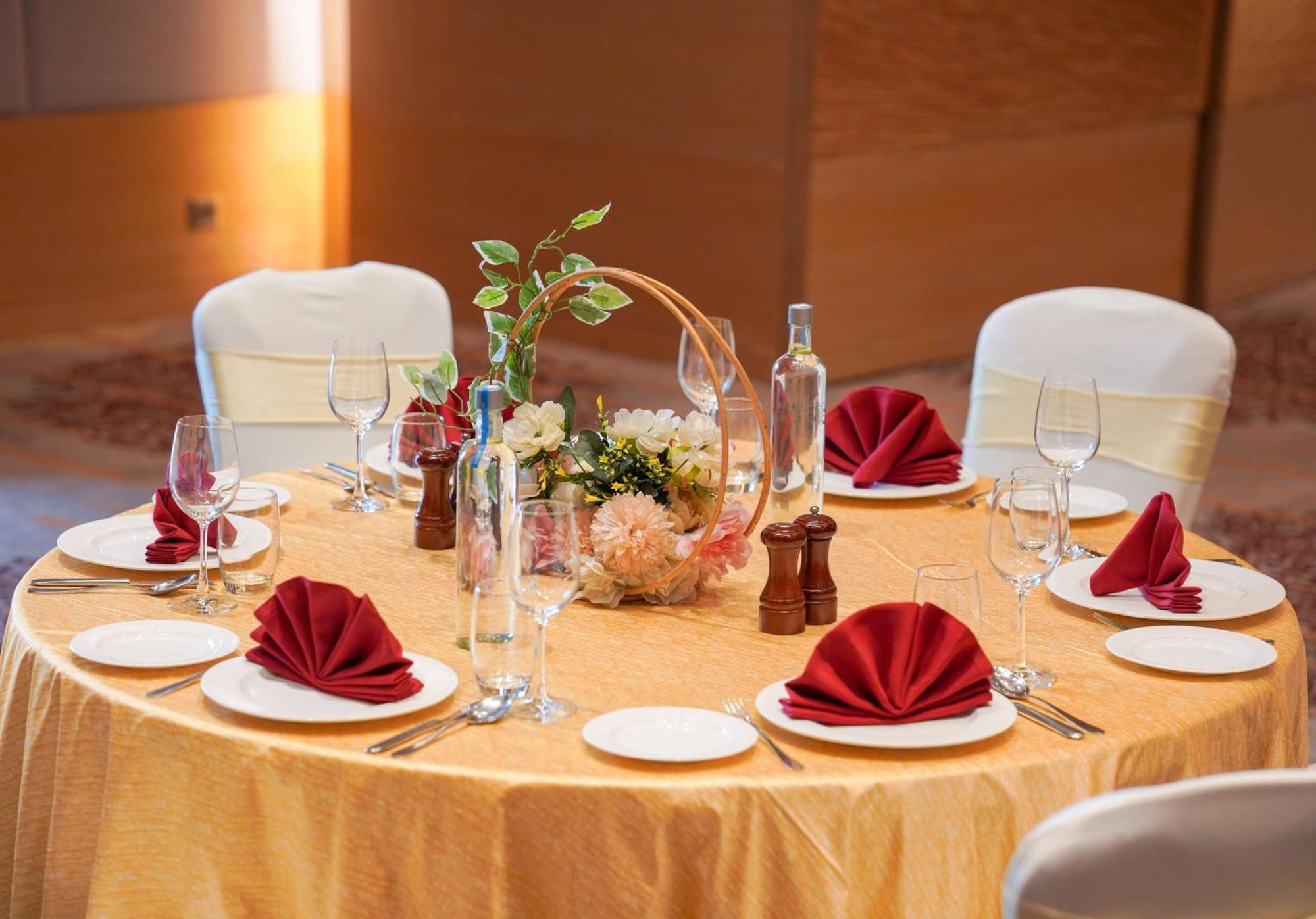 阿姆利则丽笙酒店 外观 照片 A table set for a formal dinner