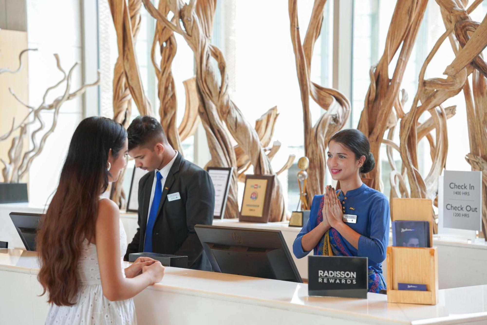阿姆利则丽笙酒店 外观 照片 A hotel receptionist at work