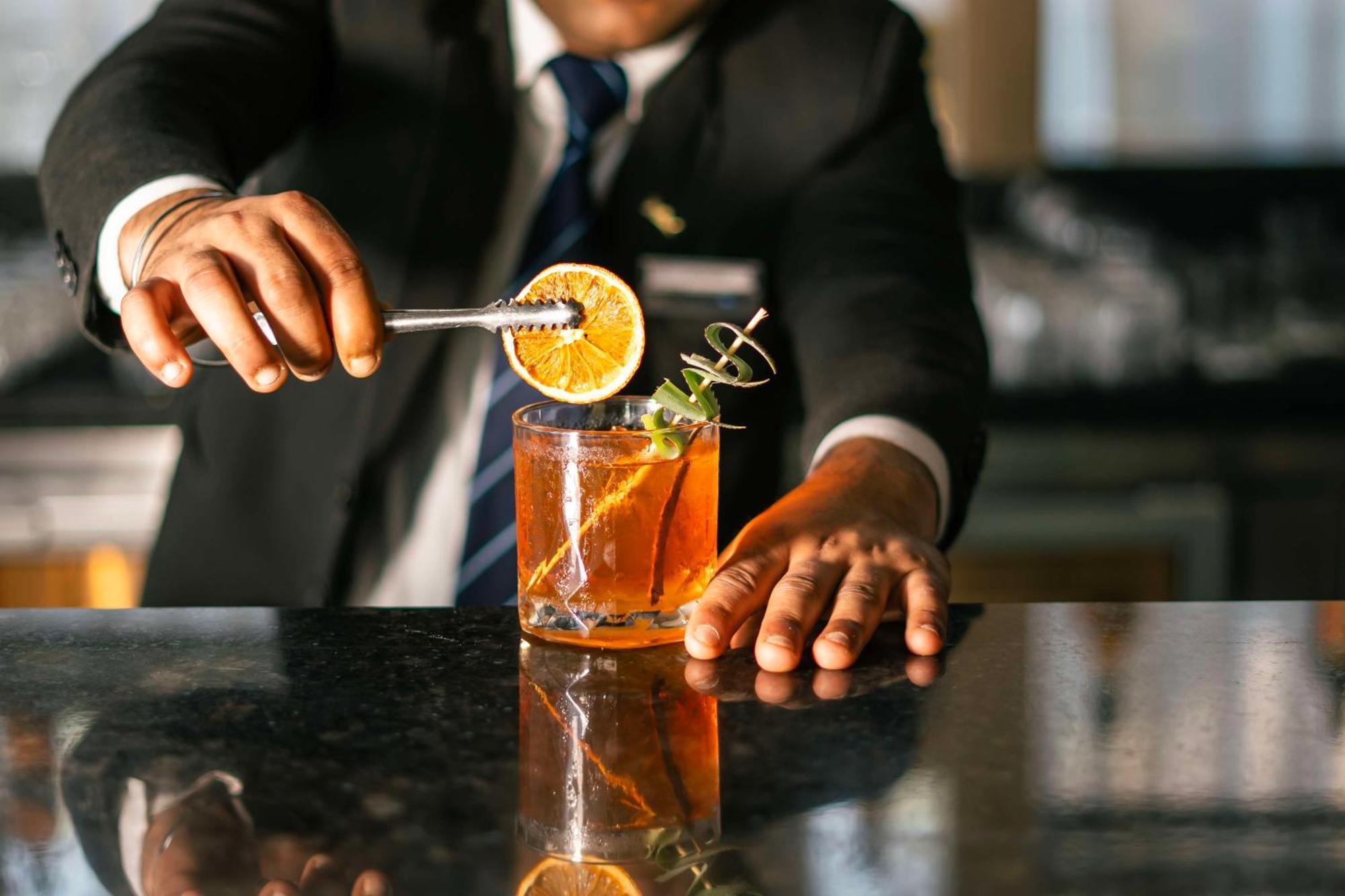 阿姆利则丽笙酒店 外观 照片 A bartender preparing a cocktail
