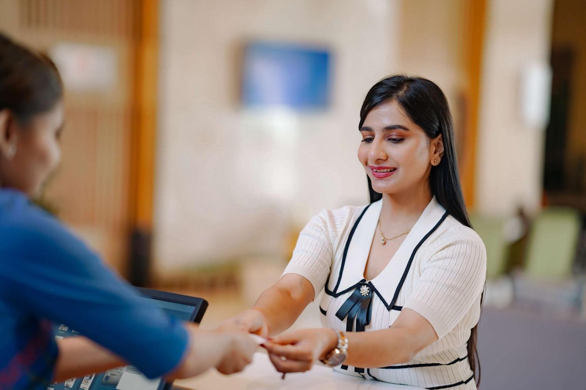 阿姆利则丽笙酒店 外观 照片 A hotel receptionist