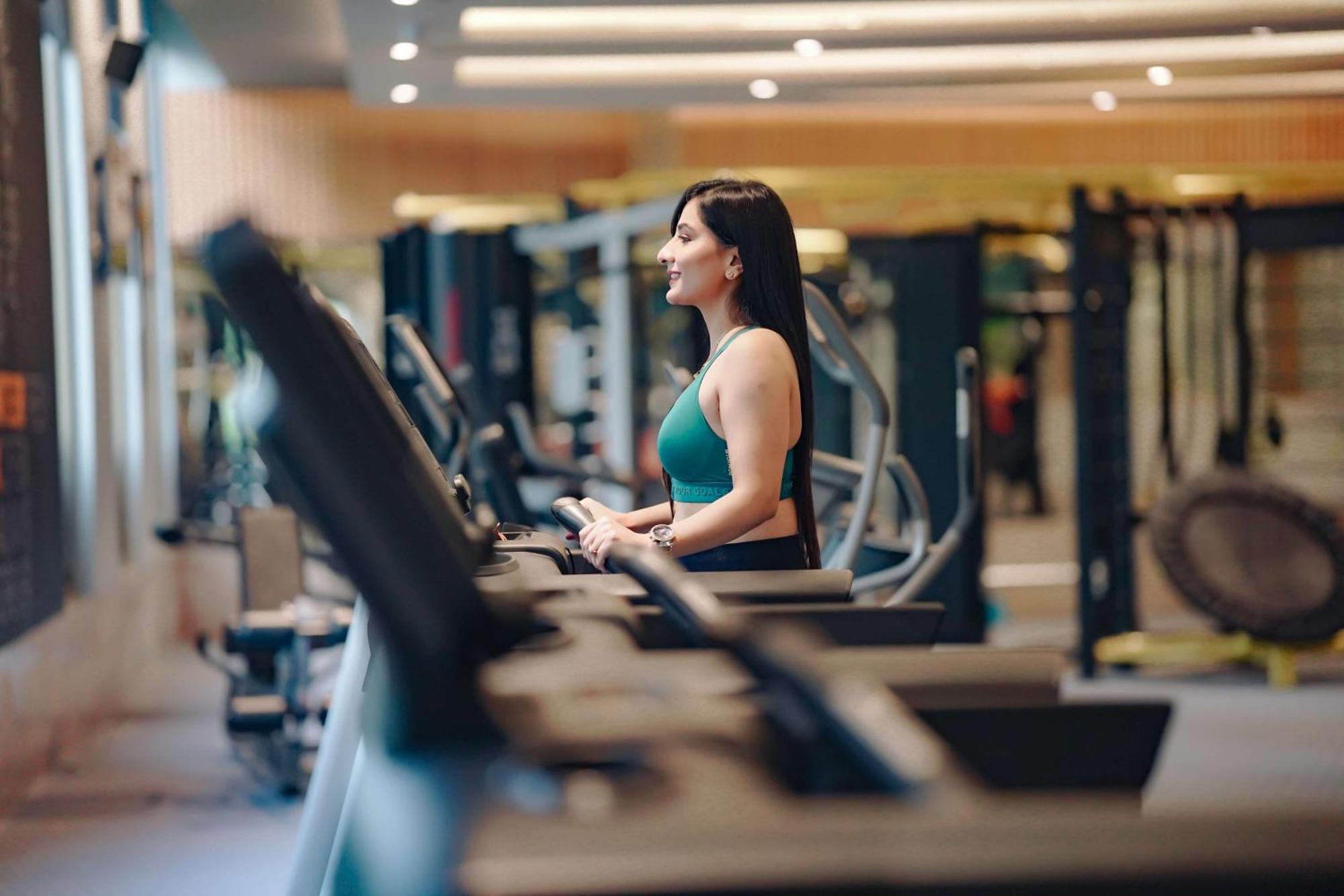 阿姆利则丽笙酒店 外观 照片 A woman on a treadmill