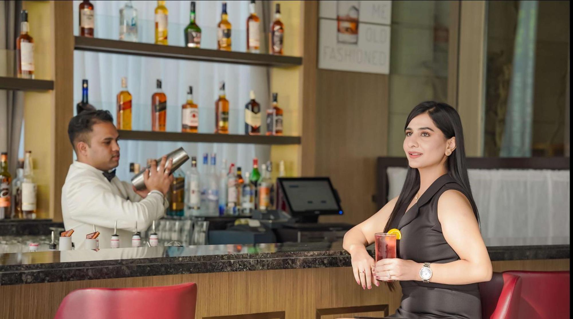 阿姆利则丽笙酒店 外观 照片 A woman at a bar